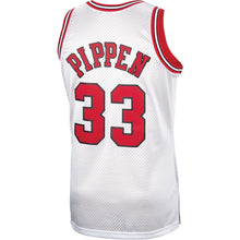 Load image into Gallery viewer, 33 - Scottie Pippen Chicago Bulls Mitchell &amp; Ness Hardwood Classics Platinum Swingman Jersey - White